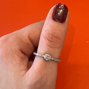 ortası pembe taşlı gümüş renk baget yüzük