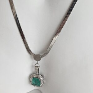 Yeşil kare taşlı gümüş renk kolye