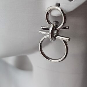 düğümlü sallantılı halka küpe