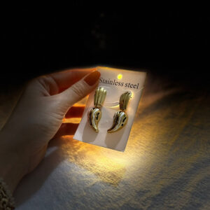 Siyah beyaz desenli sallantılı gold küpe