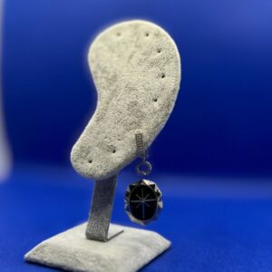 siyah taşlı kutup yıldızı gümüş renk küpe