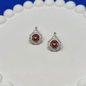 kırmızı mine detaylı kalp figürlü küpe