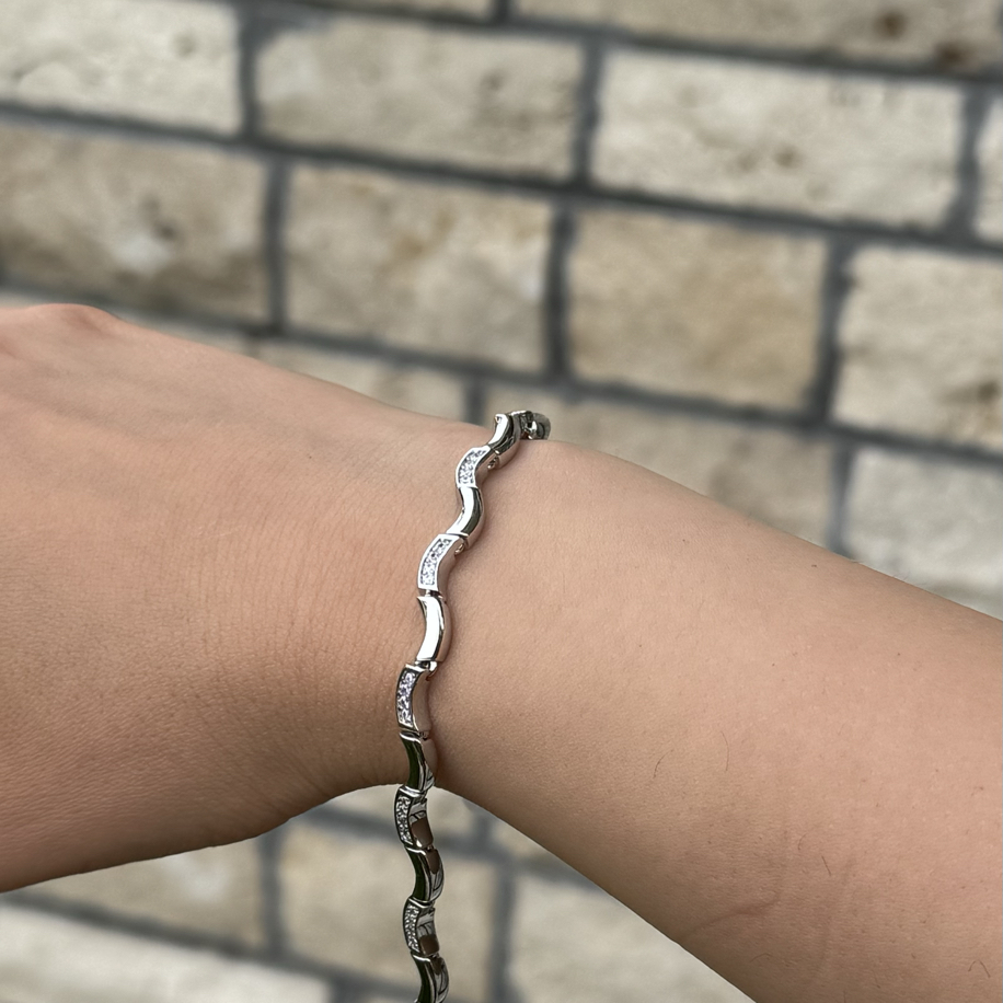 Dalgalı taş detaylı gümüş bileklik